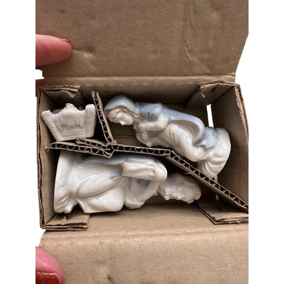 Vintage Lefton 3 Piece Nativity with Original Box 4” tall EPC - Picture 6 of 8